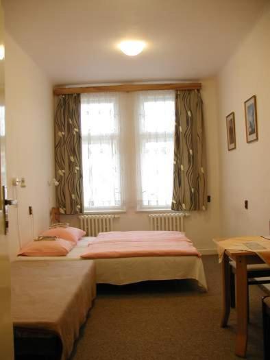 Church Pension Praha - Husuv Dum Habitación foto